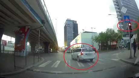 Un Logan alb găsește noi sensuri pentru semaforul intermitent de dreapta- VIDEO