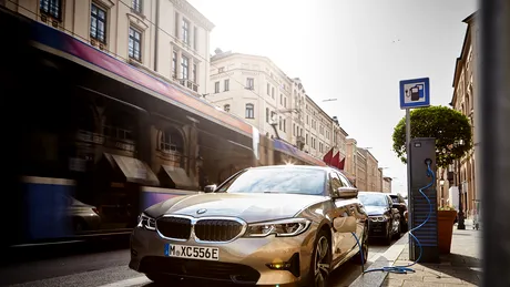 Noua funcție BMW eDrive Zones trece automat mașina în modul pur electric. Pe ce modele este disponibilă?