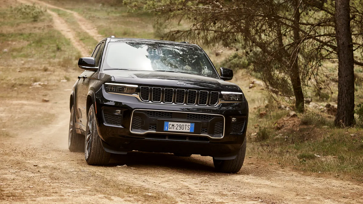 Jeep recheamă în service peste 300.000 de SUV-uri Grand Cherokee din cauza problemelor legate de suspensie