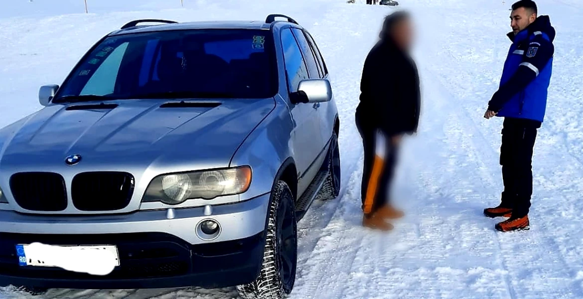 Ce amendă a primit șoferul unui BMW care a intrat cu mașina pe pârtia de schi