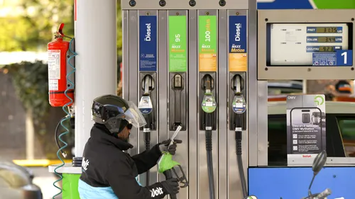 Încă un record de preț pentru benzină. Iar motorina e acum mai scumpă decât înainte de reducerea accizei