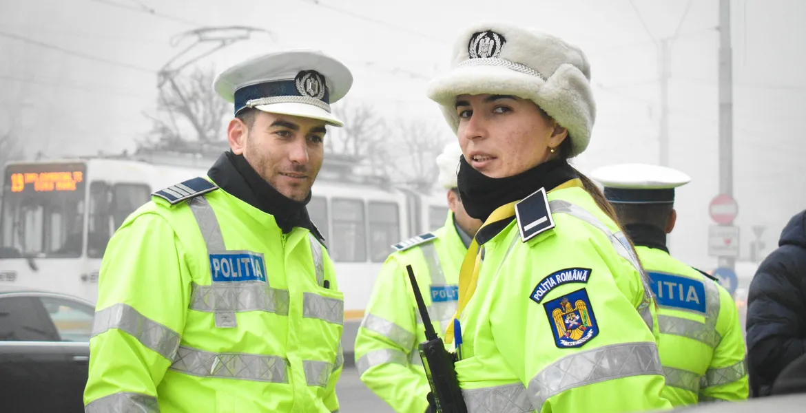 Poliția a început „vânarea” șoferilor care depășesc coloana la semafor