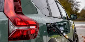 Mai merită să pui gaz pe mașină în 2025? Cât costă și ce reguli trebuie respectate