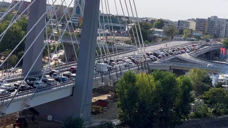 Podul Ciurel s-a blocat în prima zi de trafic real