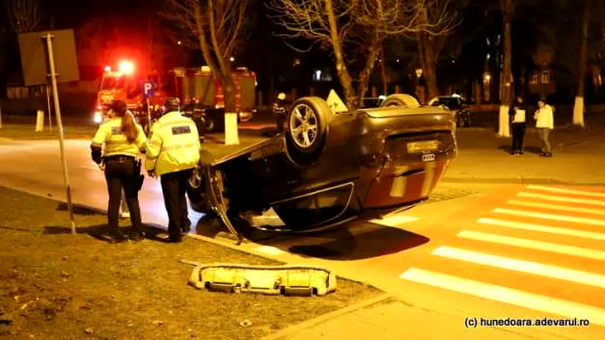 Un șofer a „zburat” cu mașina după impactul cu bordura. După accident a luat numerele de pe mașină și a fugit - VIDEO