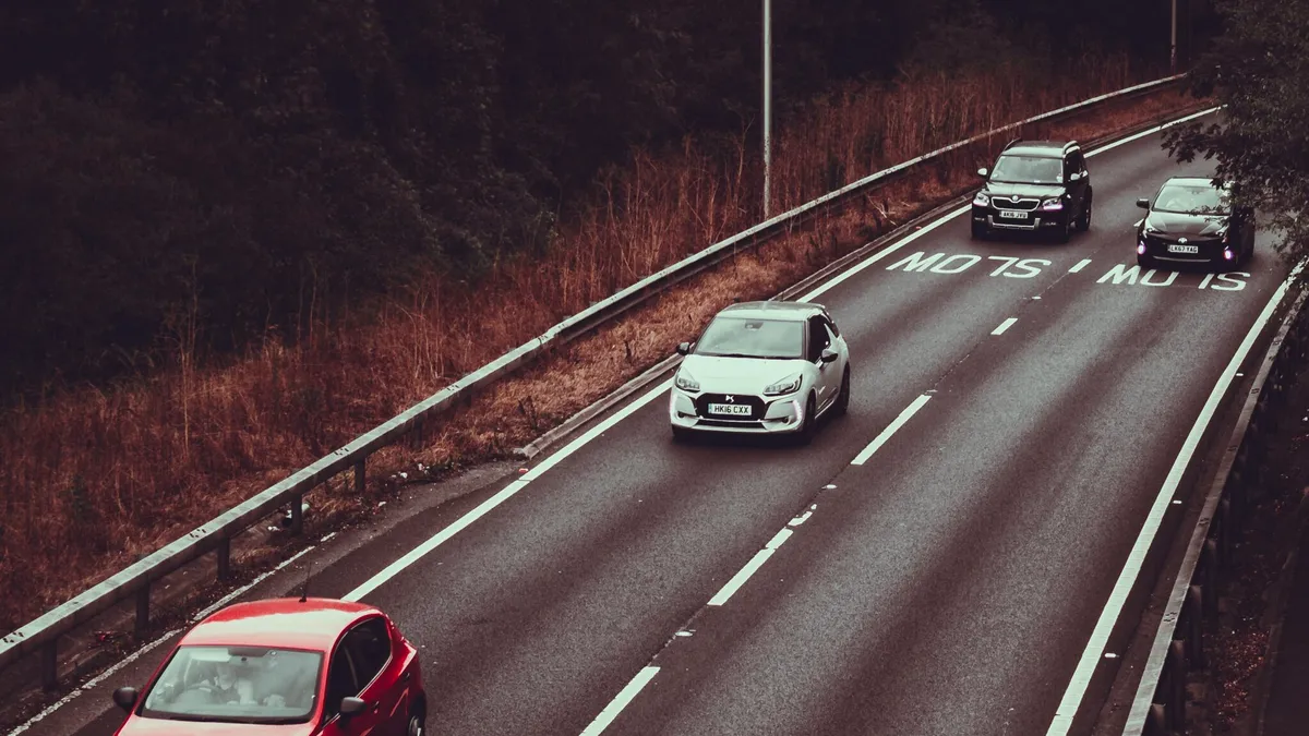 Depășirea prin dreapta în trafic. Când poți recurge la această manevră?