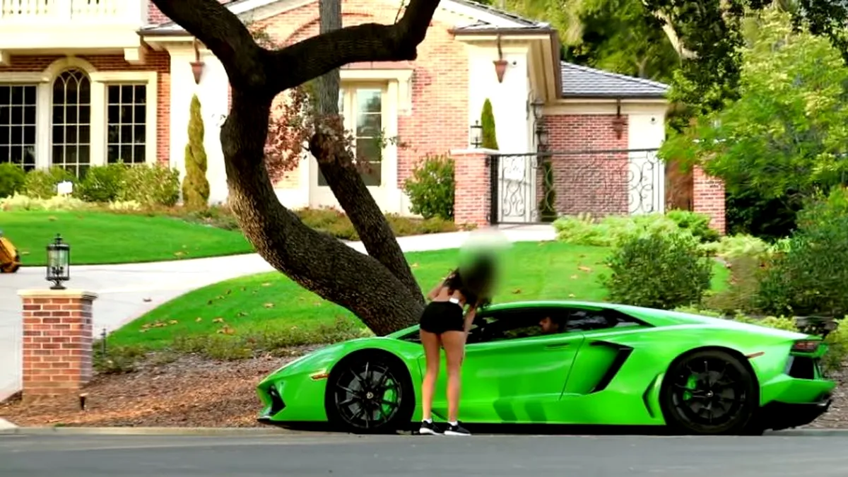 Un tip cu un Lamborghini a încercat să agațe o fată. Tănara a chemat poliția!