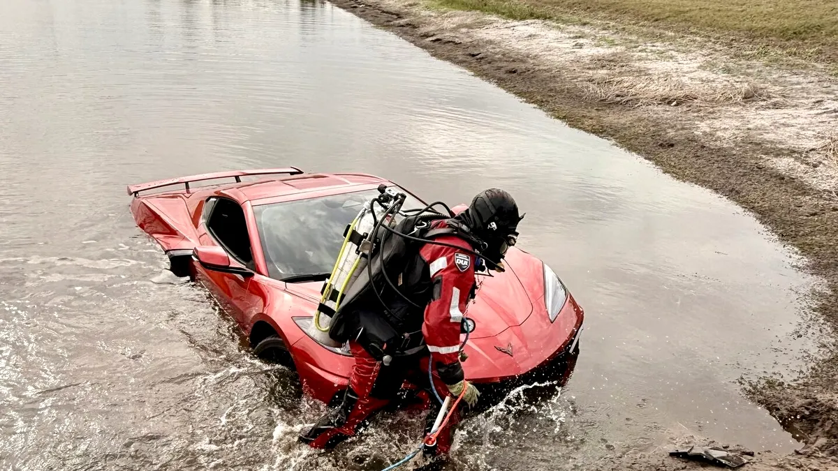 Un american a uitat un Chevrolet Corvette într-un lac. Cum a ajuns mașina să fie scufundată