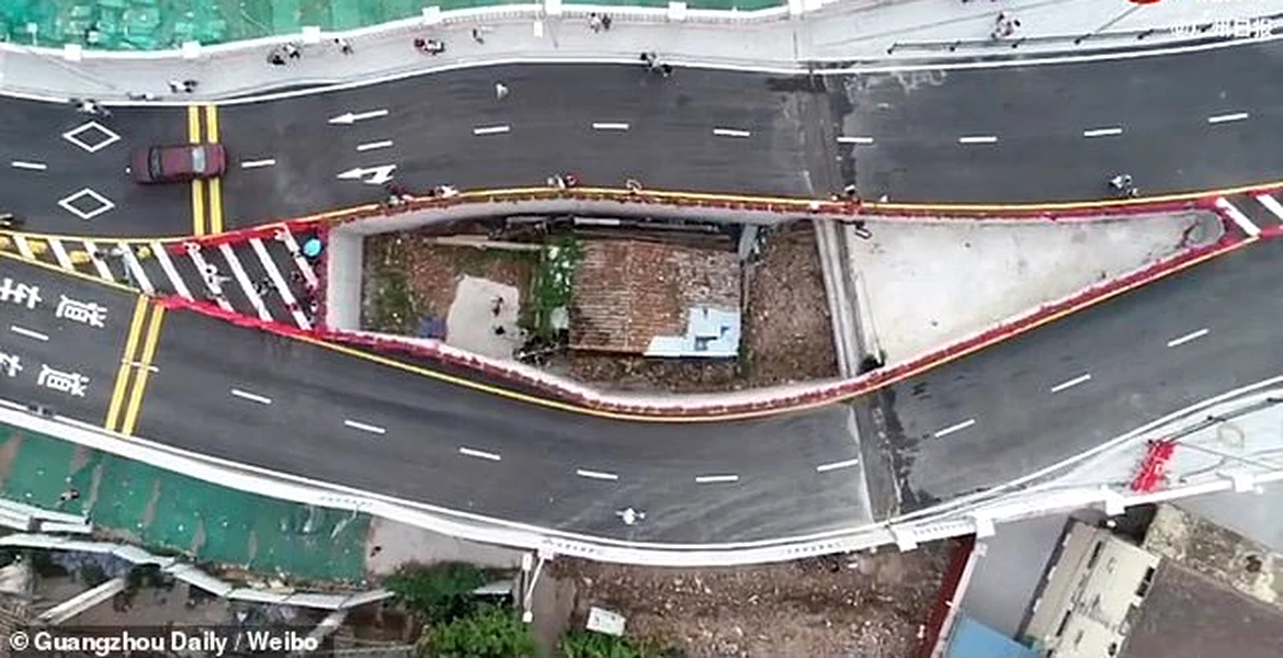 Autostradă construită în jurul unei case, după ce proprietara a refuzat relocarea. Cum arată locuința | VIDEO