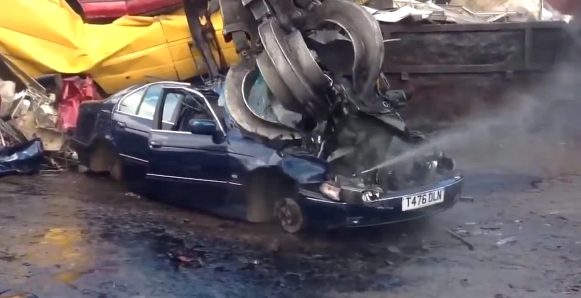 Aşa distrugi un BMW Seria 5 în mai puţin de un minut. VIDEO