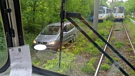 Un Opel Zafira a ajuns pe linia de tramvai. Justificarea șoferului a stârnit hohote de râs - VIDEO