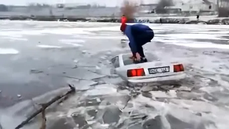 Șoferul moldovean care era să se scufunde cu un Audi, vinde acum mașina pescuită din apa înghețată
