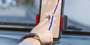 Un utilizator Google Maps s-a uitat prea mult la hartă și a intrat cu mașina într-un râu