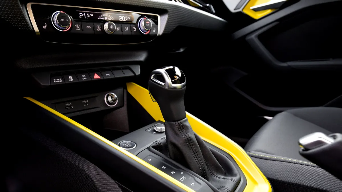 2026: Dacă faci școala de șoferi pe automată, mai poți conduce manuală? Totul despre restricția 78 și cum o poți elimina