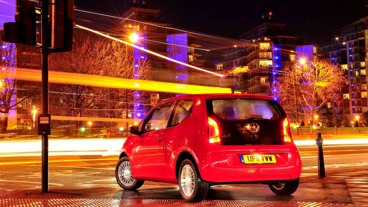 Regula pe care mulți nu o cunosc în 2025: Când ești primul la semafor, lași mașina băgată în viteză? Cum eviți o pagubă uriașă