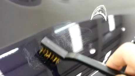 Vopseaua de pe acest McLaren P1 se repară singură, chiar dacă o zgârii cu o perie de sârmă (VIDEO)