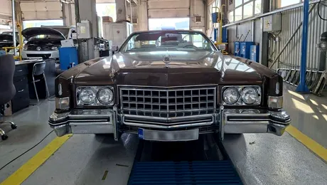 „Iahtul de uscat” care a ajuns la RAR Iași. Cadillac Eldorado are aproape doi metri lățime