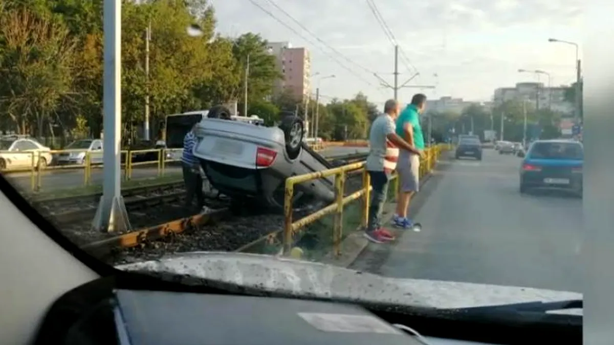 Automobilul cu roţile în sus, surprins pe linia tramvaiului 41. Cum a ajuns acolo - FOTO