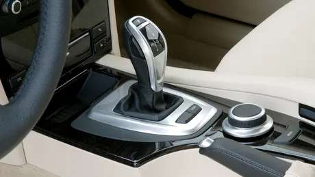 Ce riscă șoferii care au făcut școala pe „automată” dar conduc o mașină „manuală”. Restricția impusă de Codul Rutier