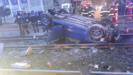 Accident grav în București. O mașină s-a răsturnat pe linia tramvaiului 41