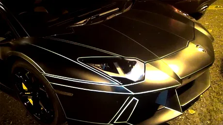 Ce zici de un Lamborghini Aventador care străluceşte în întuneric? VIDEO