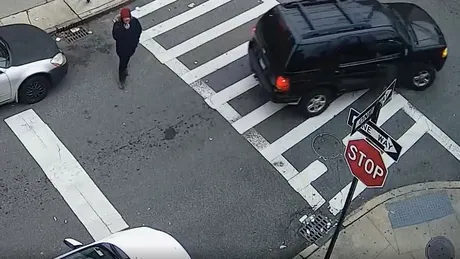 Un șofer nu respectă semnul stop și este „taxat” în scurt timp - VIDEO