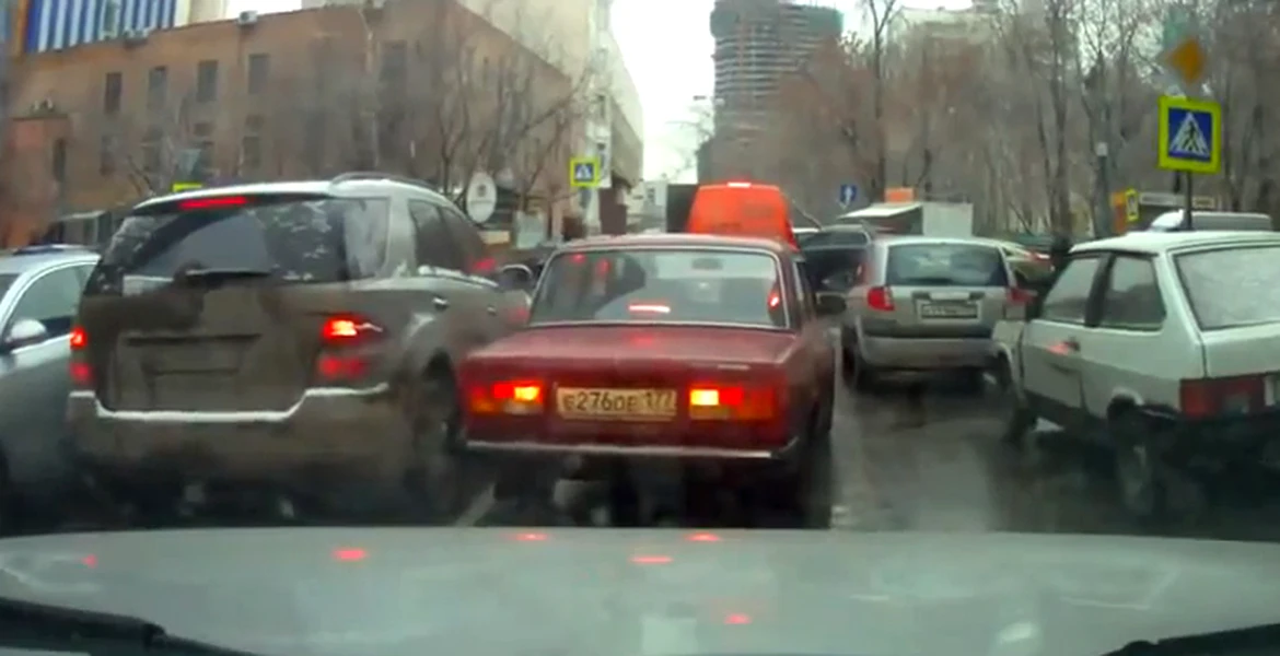 VIDEO: Cum îşi face loc prin aglomeraţie un şofer tupeist