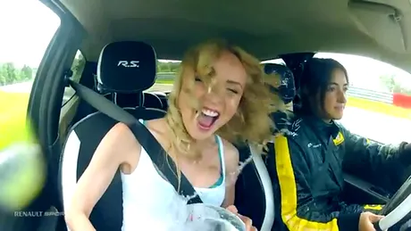 VIDEO: Două femei, un peştişor şi noul Twingo RS... pe Ring