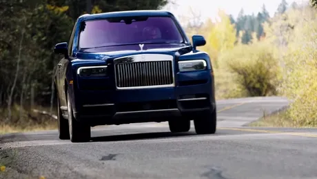 Chris Harris testează noul Rolls-Royce all-terrain. Cullinan oferă senzaţia de ‘Magic Carpet Ride’ pe orice tip de suprafaţă - VIDEO