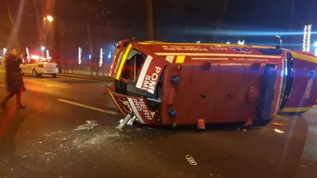 Ambulanță răsturnată în București, după ce a fost lovită de o mașină
