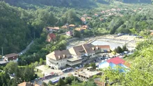 Stațiunea mai puțin cunoscută din România unde apa își schimbă culoarea în funcție de anotimp. Este un loc unic în lume