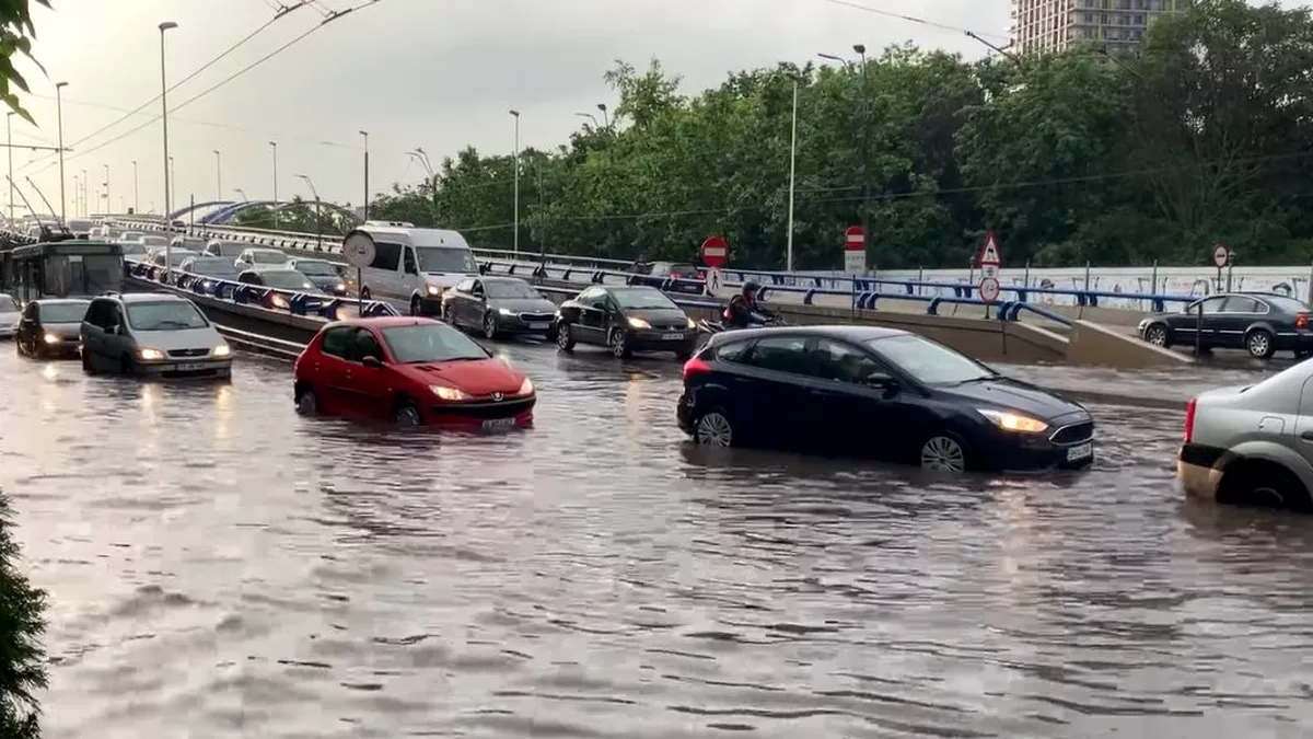 Inundații în București după ploaia torențială. Mașini la apă