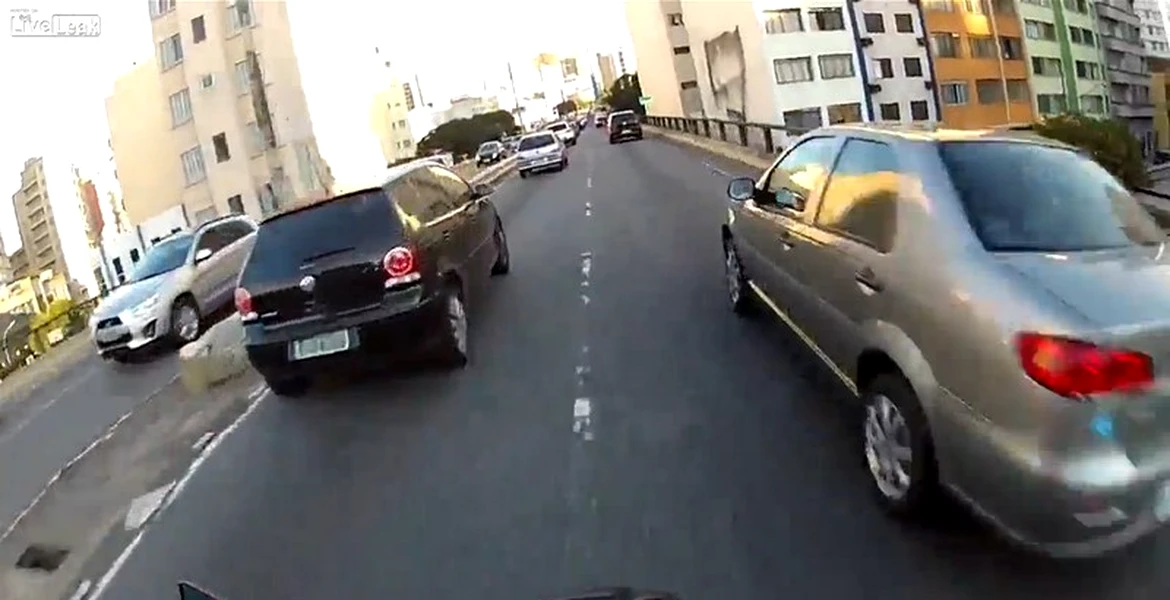 Cel mai nesimţit motociclist din Brazilia. VIDEO