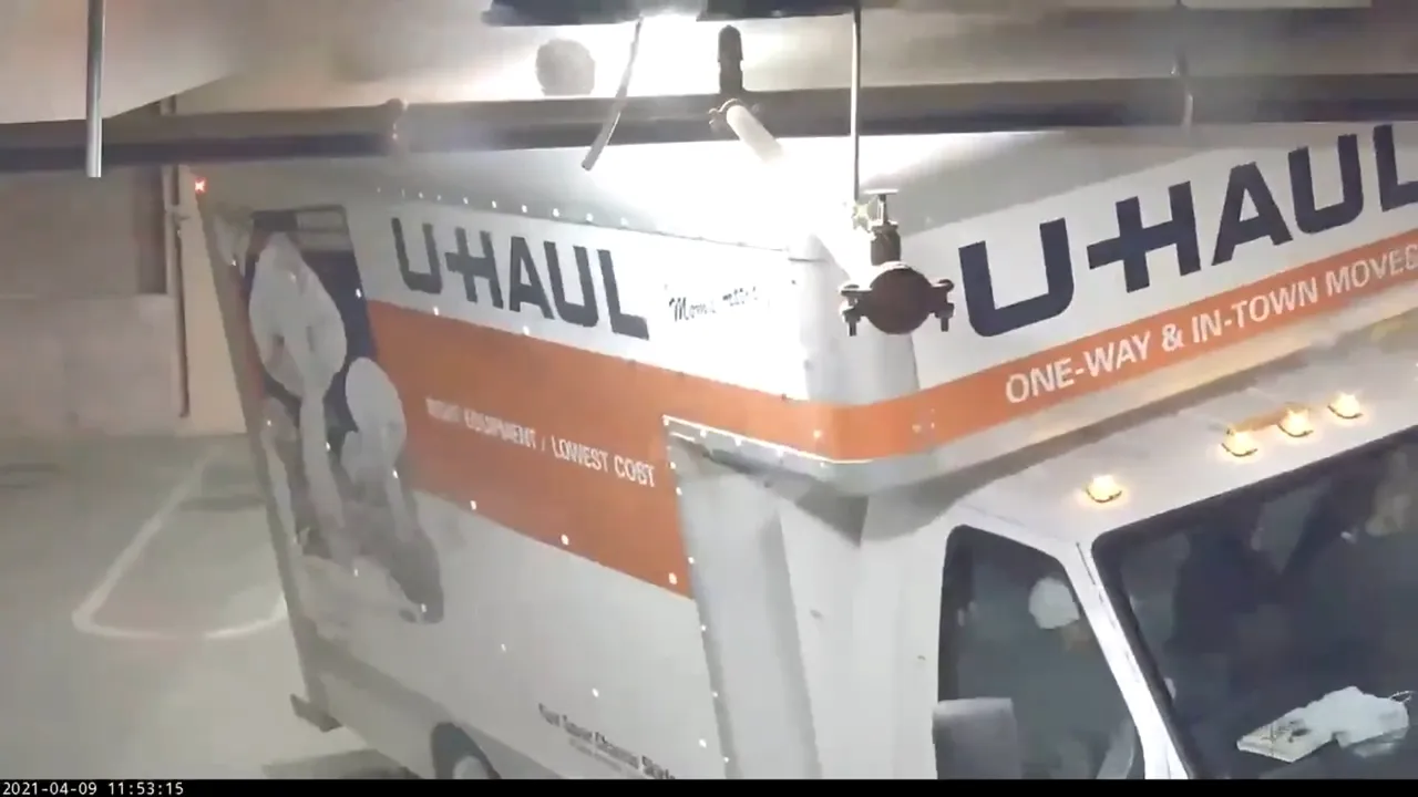 camion-distruge-instalatiile-garaj-subteran-005 