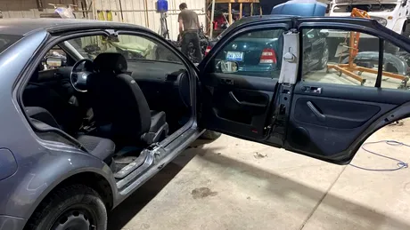 Tuning extrem: un Volkswagen Jetta a fost transformată în coupé