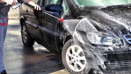 Ce poate păți mașina dacă speli motorul la jet. Diagnoza s-a umplut de erori – VIDEO