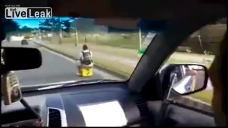 Între timp în Brazilia: cum să conduci o ladă de bere pe şosea