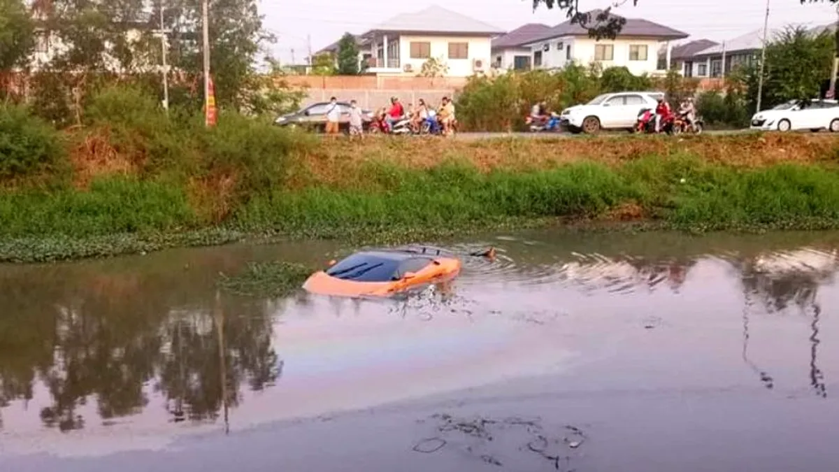 A ajuns cu Lamborghini în mlaștină. Nici măcar nu a fost vina lui!