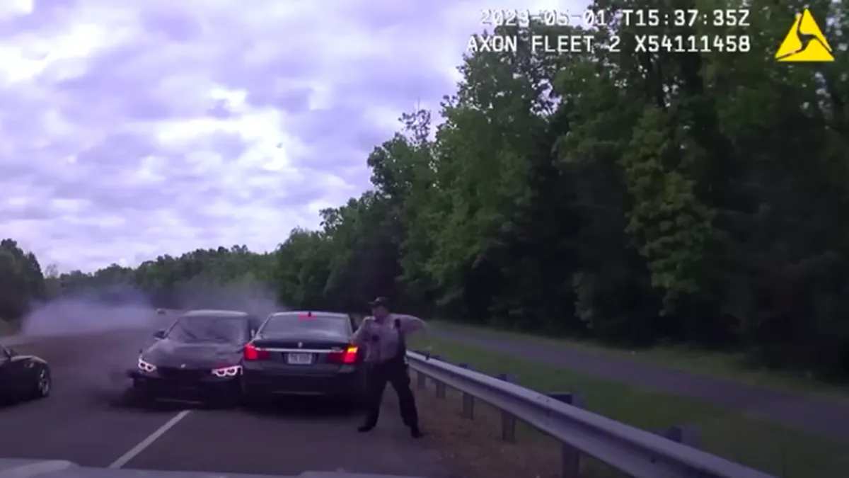 Un adolescent a pierdut controlul unui M3 și a lovit un polițist - VIDEO