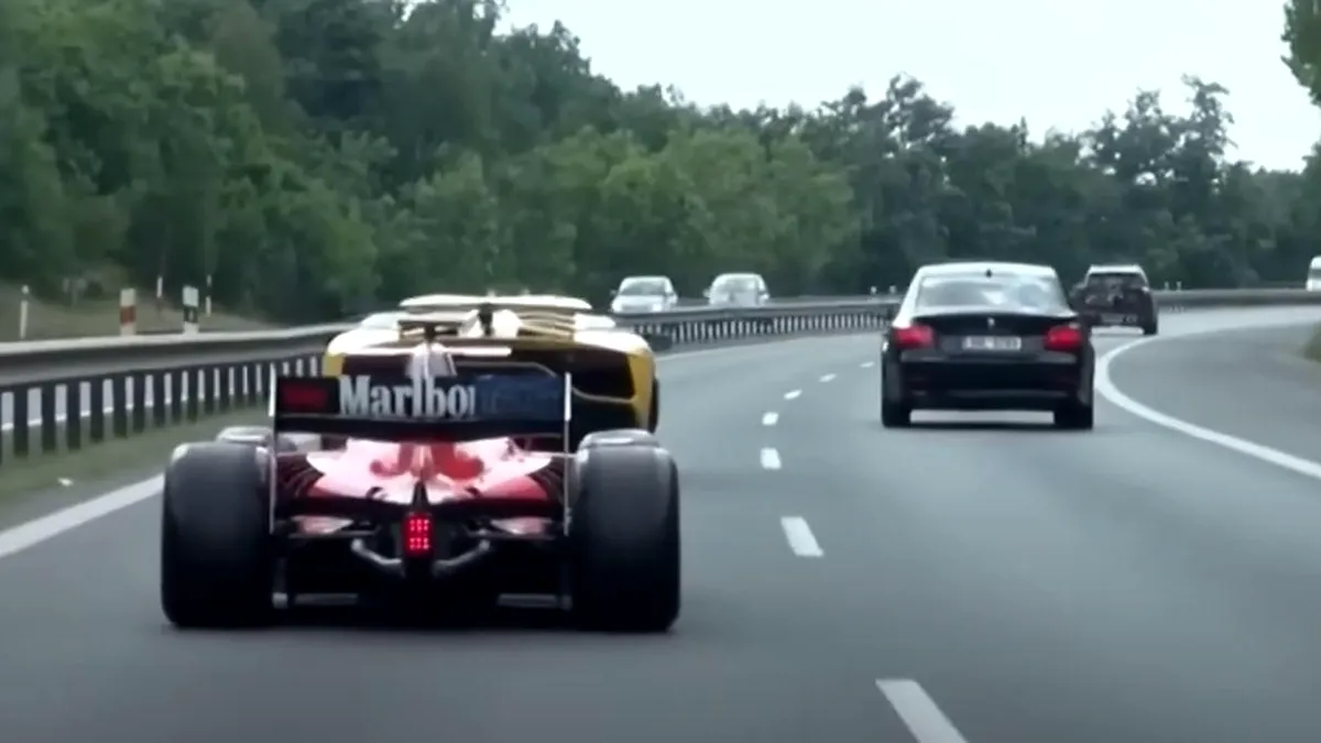 Nebunie pe o autostradă din Cehia. Un monopost Ferrari a făcut slalom printre mașini