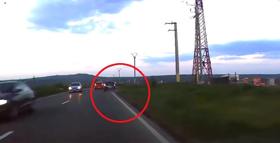 VIDEO – Accident evitat la limită. Şoferul iese de pe carosabil după o manevră periculoasă – VIDEO