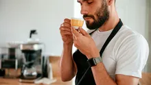 Dedeman are la reducere un espressor de cafea. Costă 229 de lei și poate prepara inclusiv băuturi cu lapte