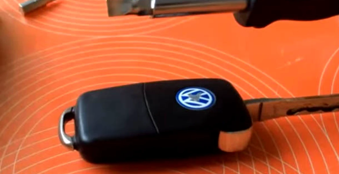 Cum schimbi bateria la o cheie briceag pentru VW, Skoda sau Audi | TUTORIAL VIDEO