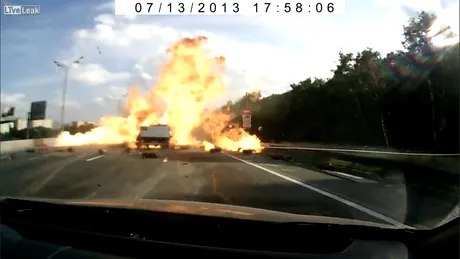 Ce ar trebui să faci când un camion plin de butelii de gaz are un accident în faţa ta? VIDEO