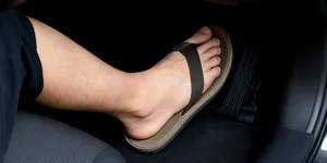 VIDEO – Ai voie să conduci în papuci, desculț sau fără tricou? Ce spune noul Cod Rutier 2025