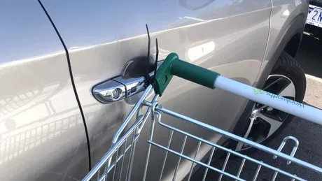O șoferiță a parcat atât de prost încât s-a ales cu un cărucior legat de ușa mașinii