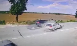 Un SUV a spulberat o altă mașină care tocmai ieșea din parcare – VIDEO