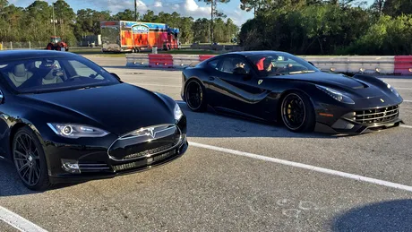 VIDEO: Liniuţă între Ferrari F12 şi Tesla Model S P85D. Sau V12 vs. full electric