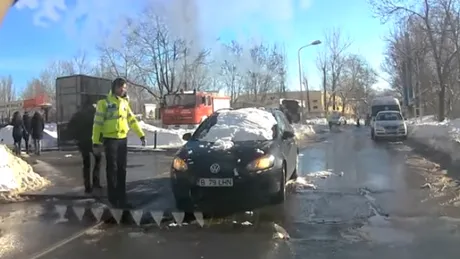 Să mai ziceţi că poliţiştii nu sunt de treabă. Un poliţist de la Rutieră ajută un şofer aiurit [VIDEO]