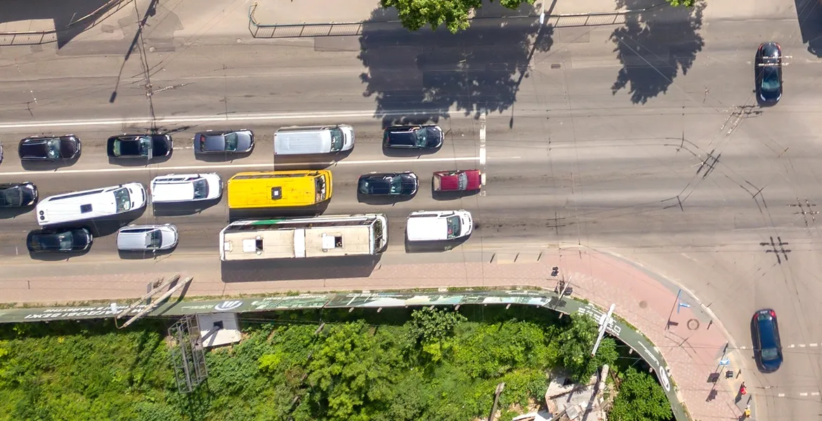 Este legal să depășești mai multe mașini odată? Regula pe care unii șoferi nu o cunosc
